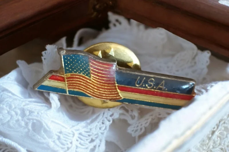 Pin's vintage drapeau USA émail tricolore Stars & Stripes années 80