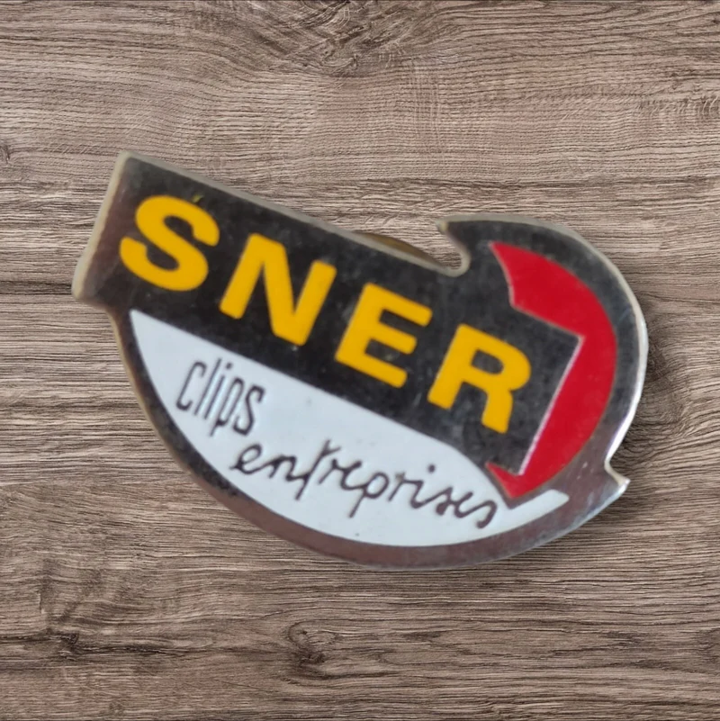 Pin's publicitaire vintage SNER logo années 80 clips entreprises