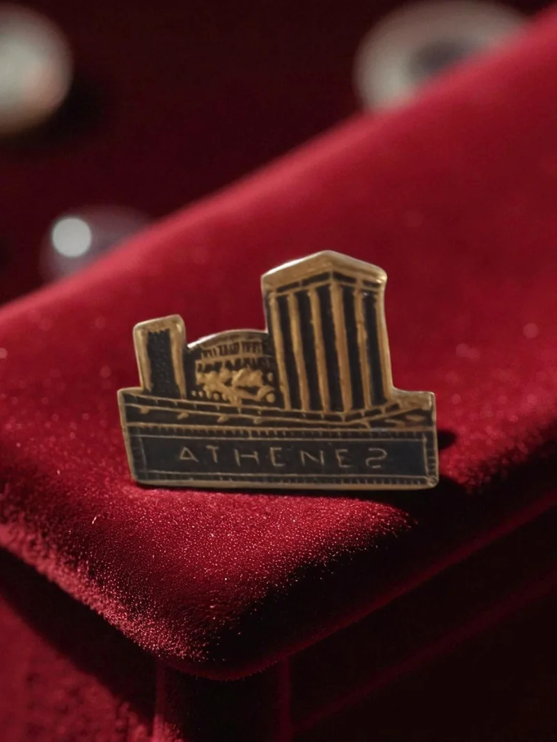 Pin's publicitaire vintage Athènes ancien badge collection rétro publicité
