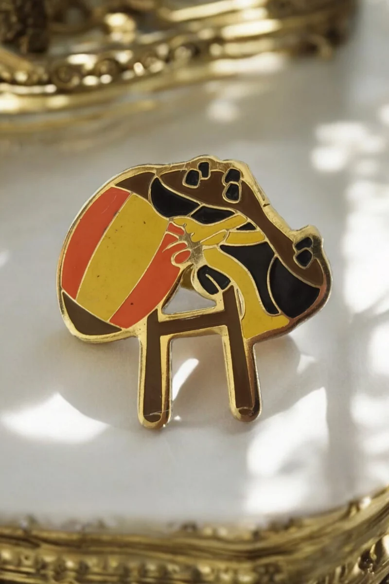 Pin's vintage Kodak percussionniste émaillé couleur années 90 badge photo