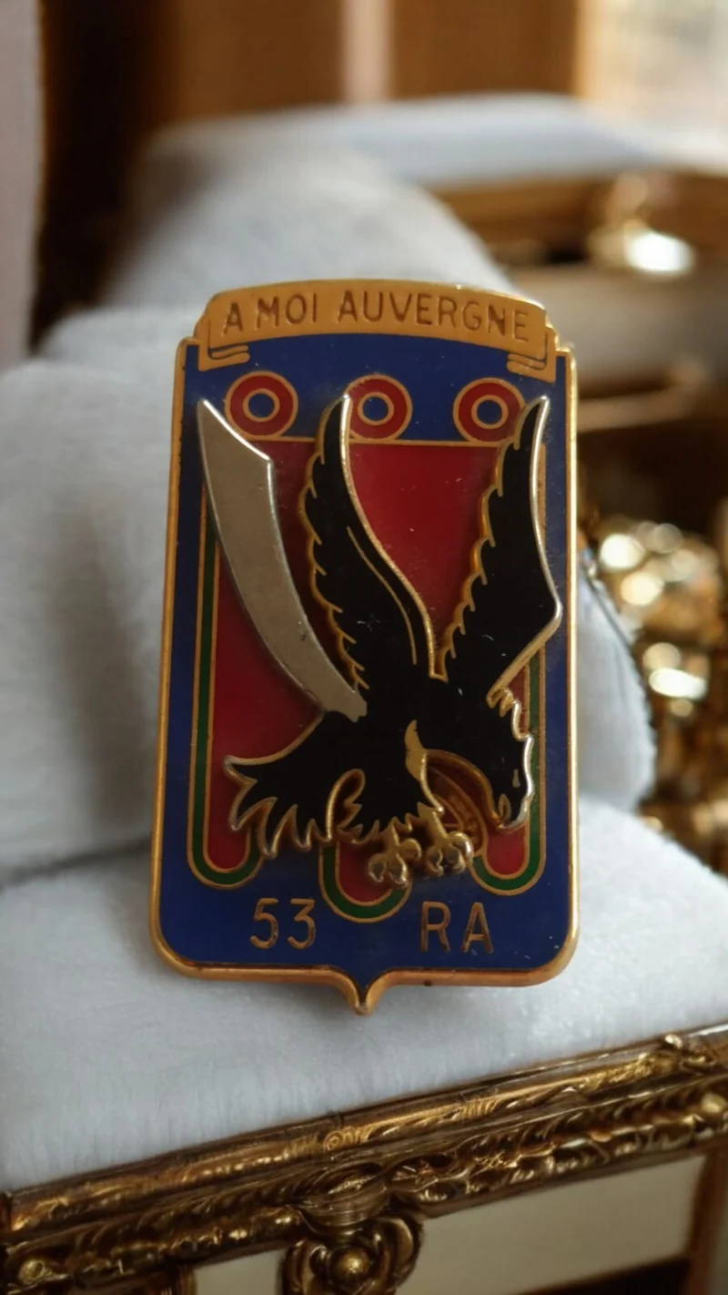 Insigne militaire 53e RA A Moi Auvergne émail blason régiment armée française