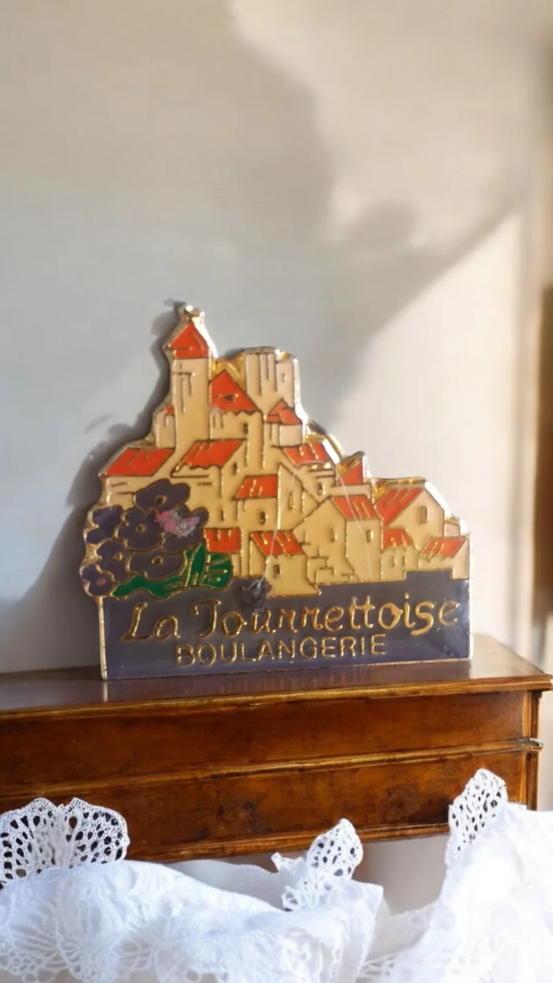 Pin's vintage La Journettoise Boulangerie rétro émaillé, décor village, badge pu