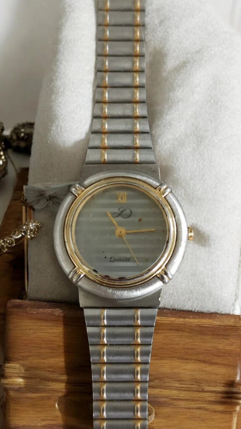 Montre vintage femme quartz bicolore, bracelet acier doré, style rétro élégant