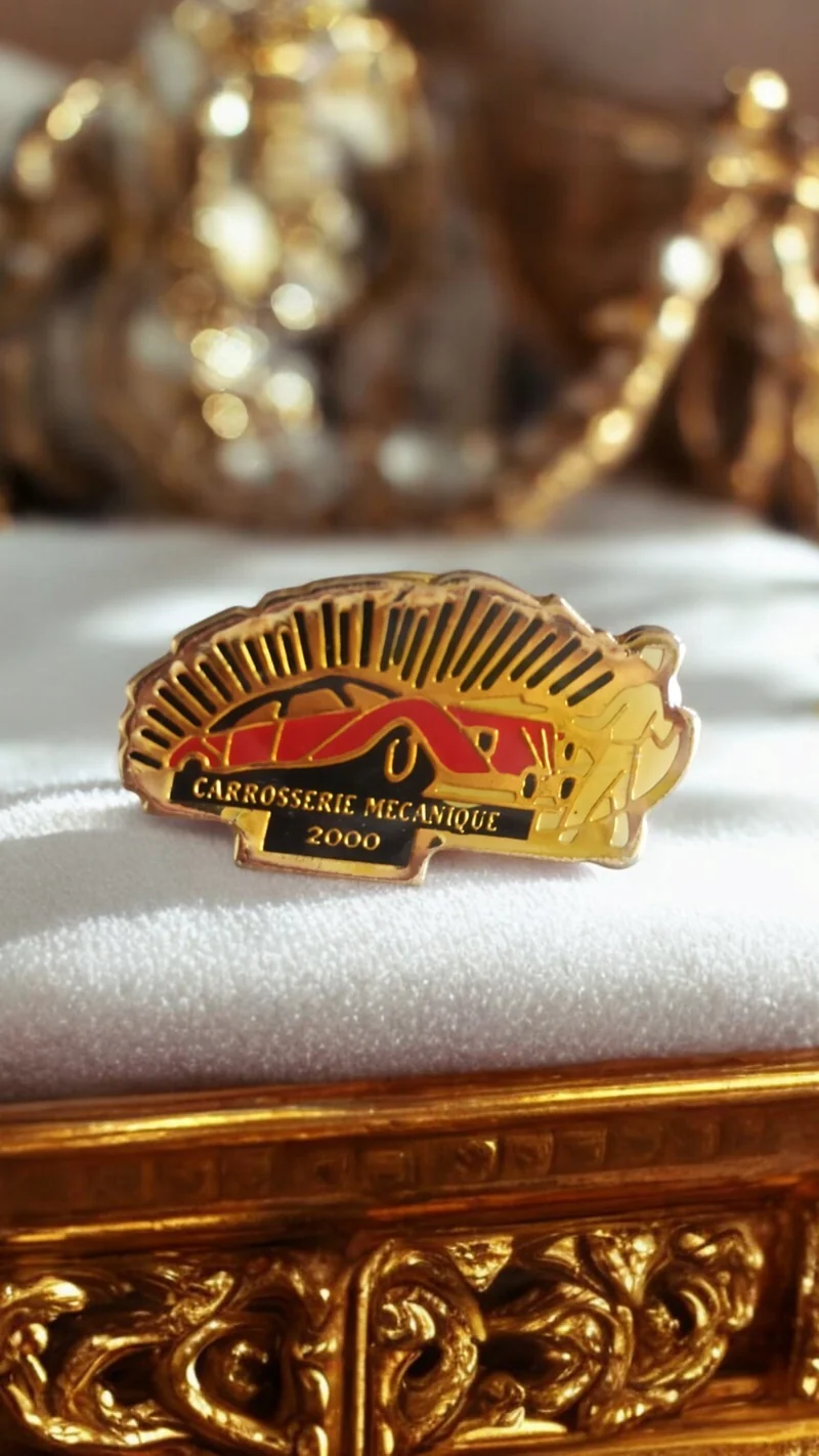 Pin's vintage CARROSSERIE MECANIQUE 2000 auto rétro doré émaillé garage