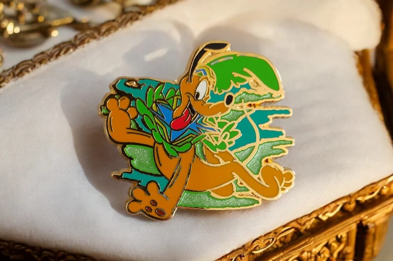 Pin's Disney Pluto Tokyo Disneyland émail multicolore vintage rare
