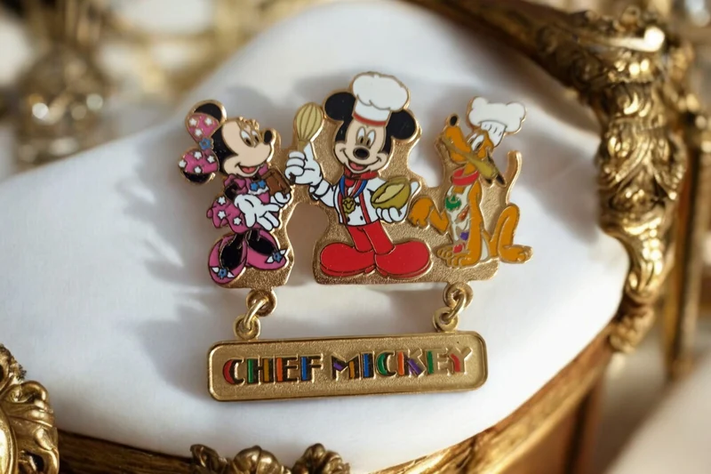 Pin's Disney Tokyo Disneyland Chef Mickey Minnie Pluto ? émaillé doré rare