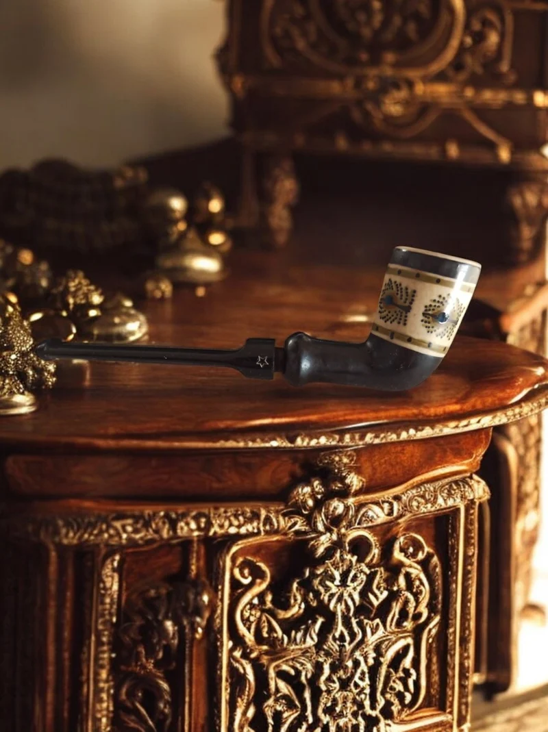 Pipe ethnique sculptée vintage décor main, long tuyau, marque inconnue
