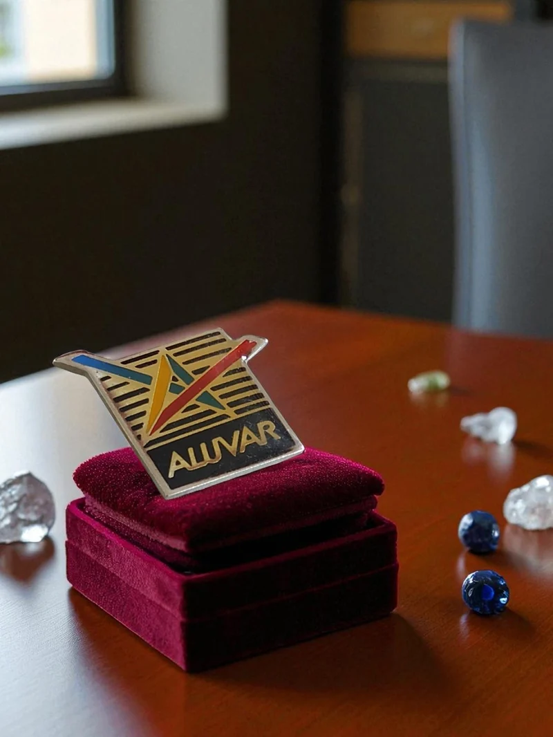 Pin's publicitaire vintage ALUVAR édition limitée logo coloré