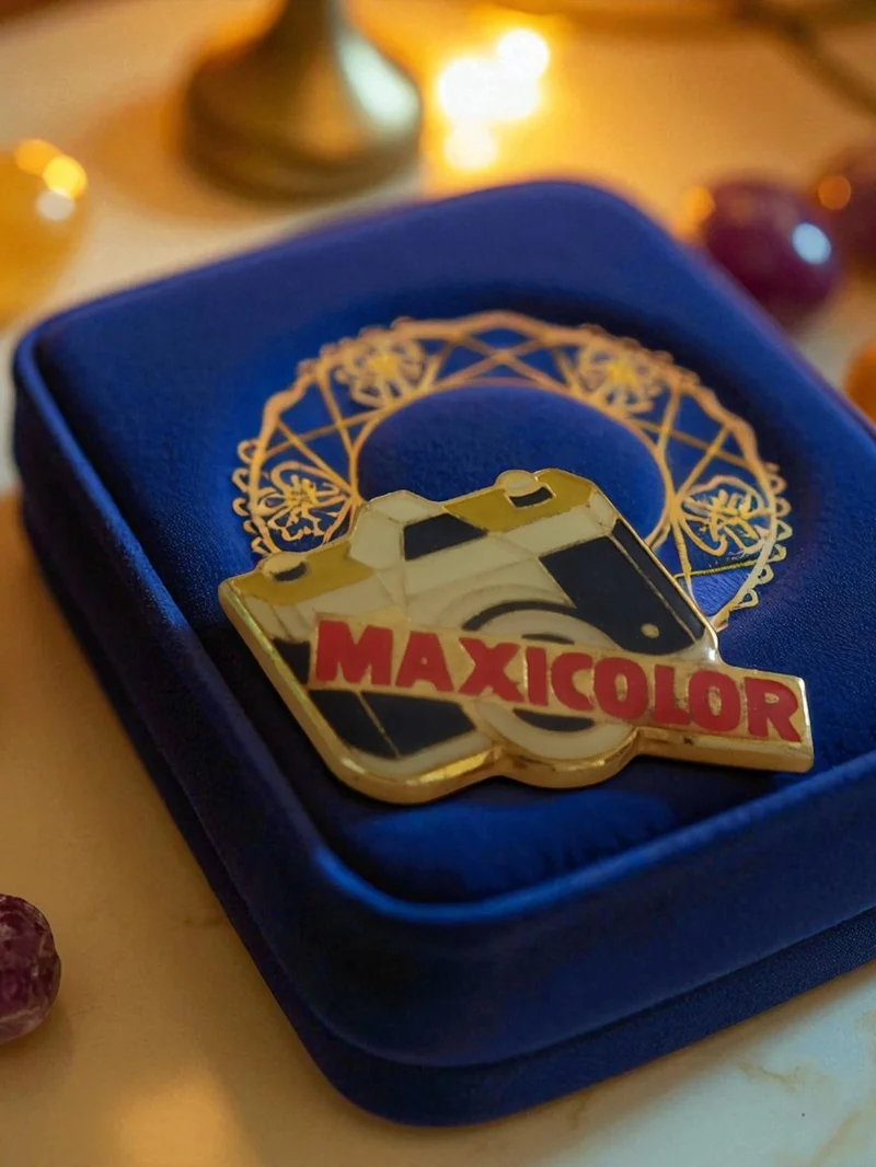 Pin's publicitaire vintage MAXICOLOR appareil photo édition limitée