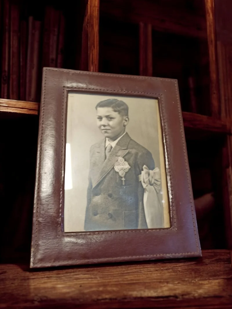 Portrait photo ancien avec cadre cuir vintage, décoration cabinet de curiosités