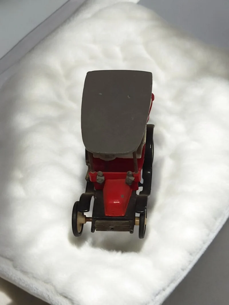 Véhicule miniature ancien, voiture rétro rouge à toit gris, vintage d'occasion