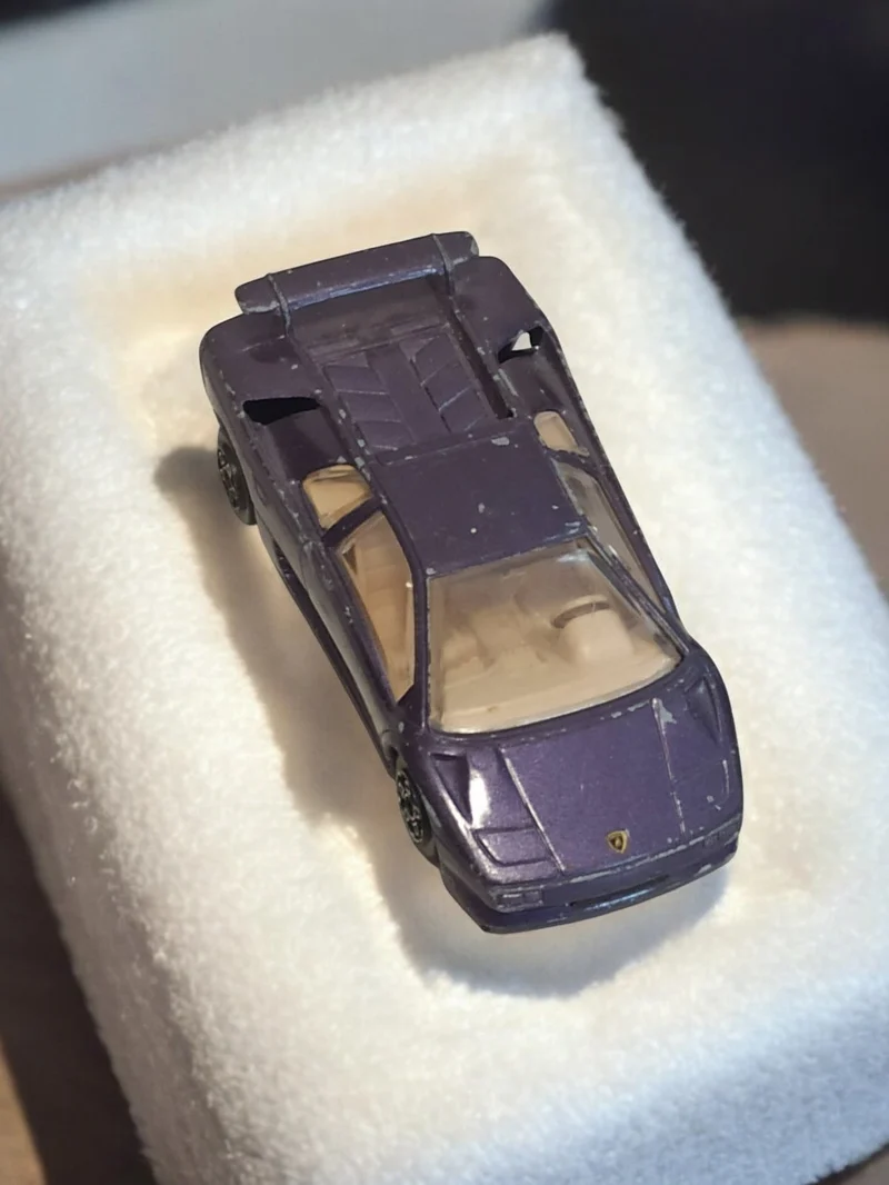 Véhicule miniature ancien Lamborghini violet vintage, voiture rétro d'occasion
