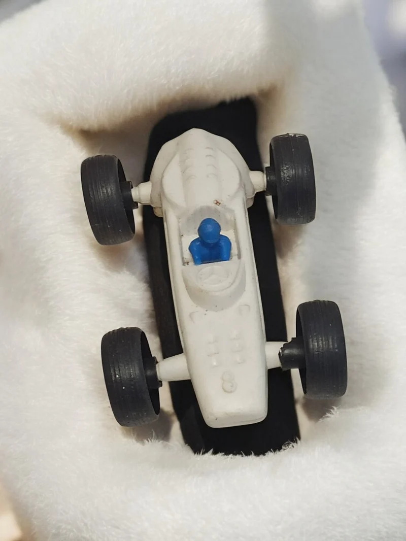 Voiture miniature rétro de course blanche, vintage ancien, collection d'occasion