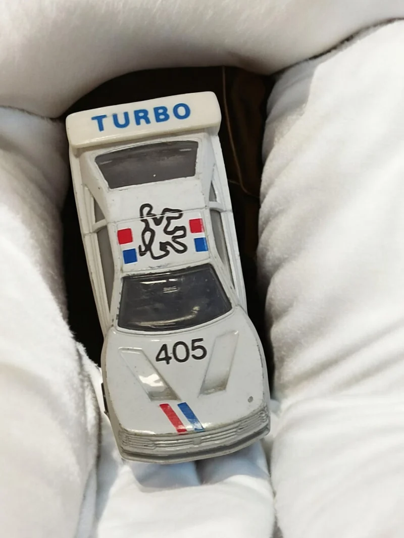 Voiture miniature Peugeot 405 Turbo blanche rétro vintage déco police rallye