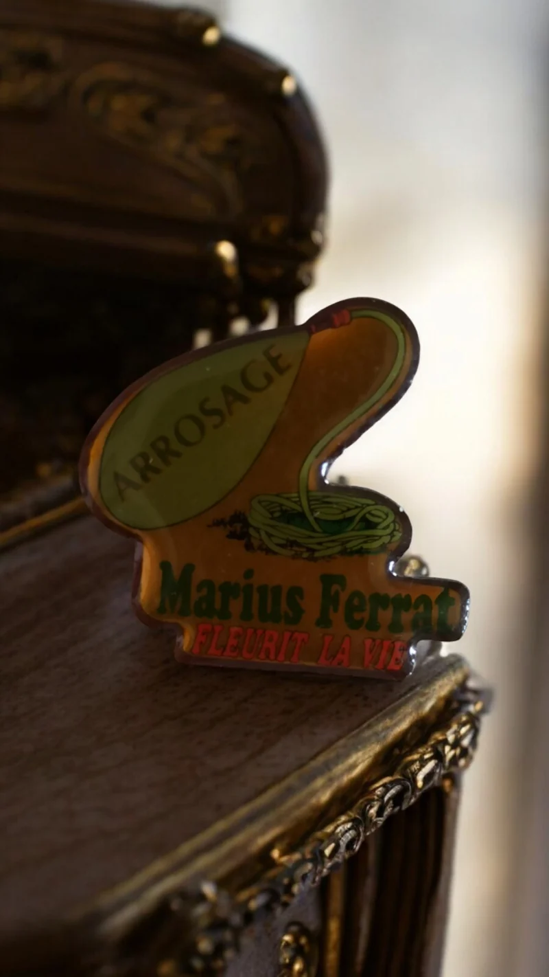 Pin's publicitaire vintage Marius Ferrat arrosage, badge ancien fleurit la vie