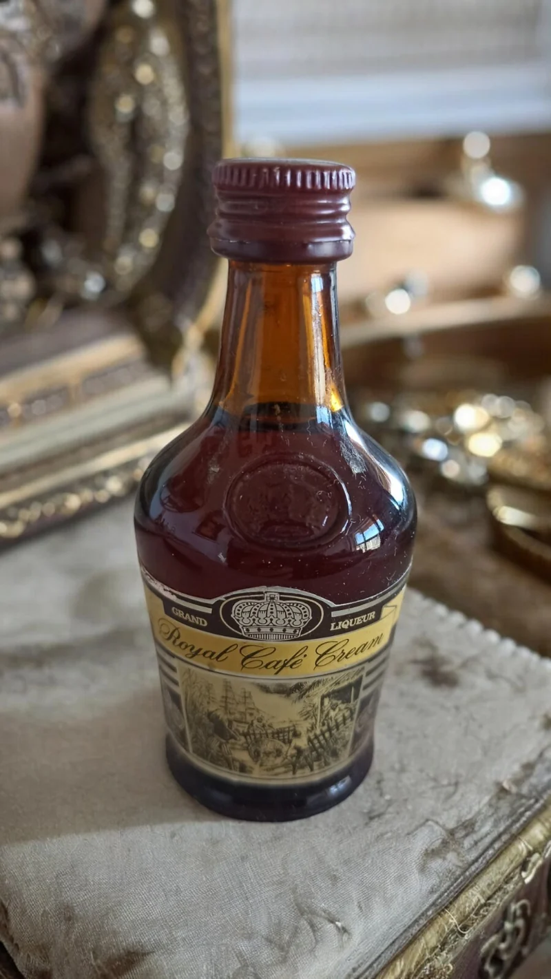 Bouteille Royal Café Cream liqueur vintage, flacon décoré, Grand Liqueur