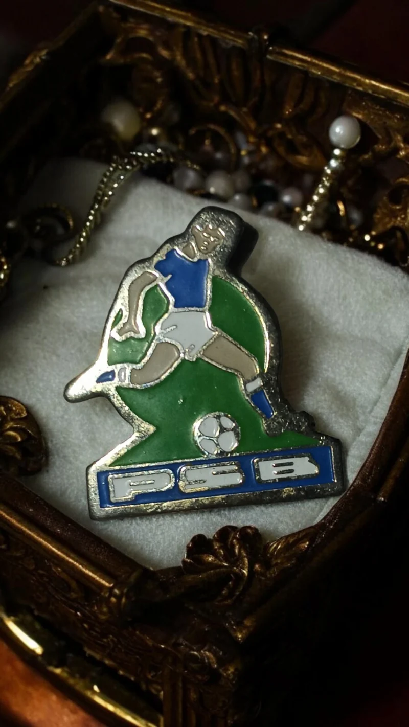 Pin's football vintage PSB ? joueur émaillé bleu vert, original ancien