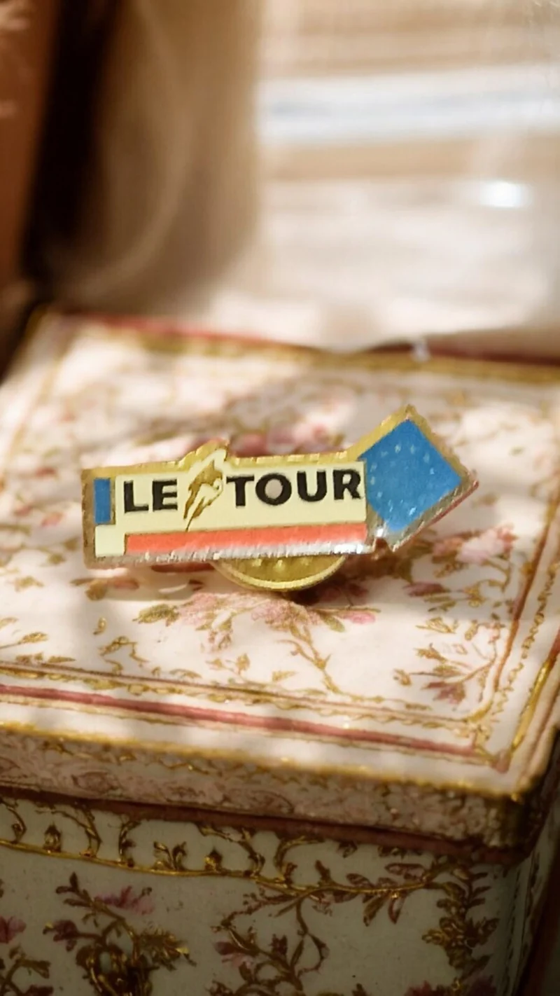 Pin's vintage Le Tour de France cyclisme, flèche tricolore, badge ancien