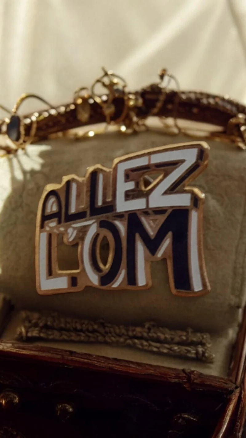 Pin's vintage ALLEZ L'OM Olympique de Marseille logo bleu blanc
