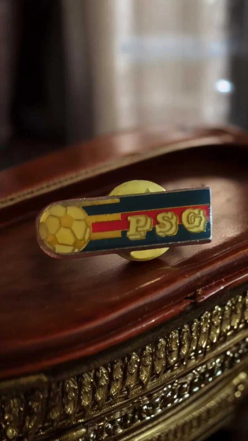 Pin's vintage PSG Paris Saint Germain original ancien, motif ballon, couleurs cl