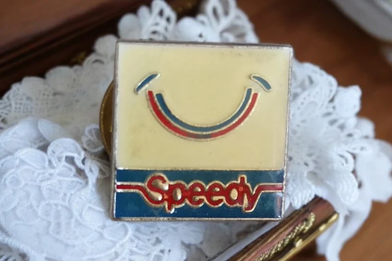Pin's vintage carré Speedy tricolore ancien ? logo sourire rare