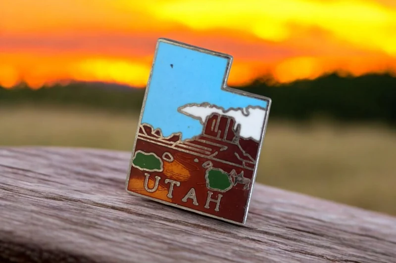 Pin's vintage Utah forme état, émail coloré, édition limitée USA rétro