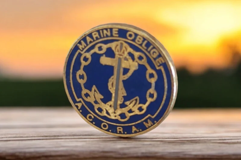 Pin's Marine Militaire ACORAM émaillé bleu doré vintage marine oblige
