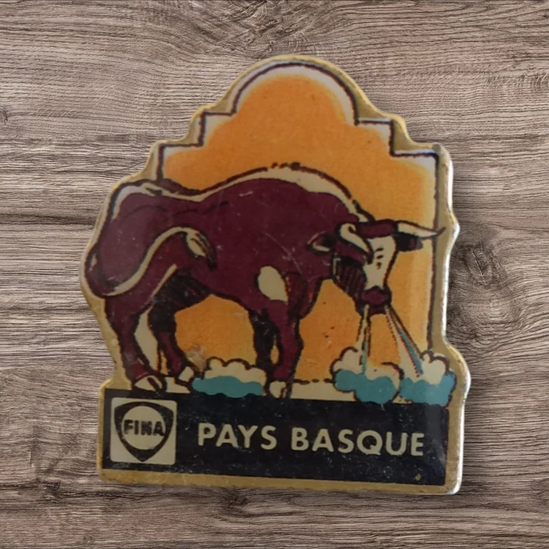 Pin's vintage FIKA Pays Basque taureau ? badge souvenir France rétro