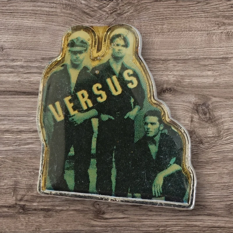 Pin's Versus vintage édition limitée badge groupe musique rock