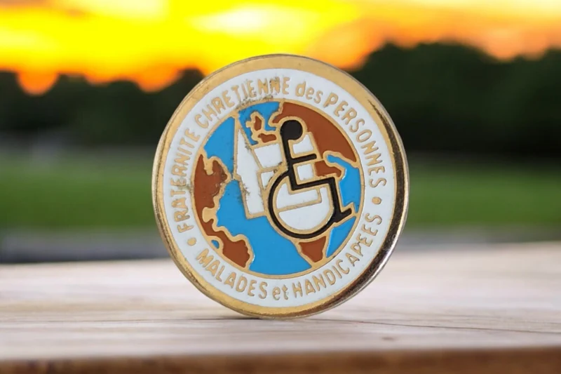 Pin's Fraternité Chrétienne Handicapés vintage rond émail multicolore symbole