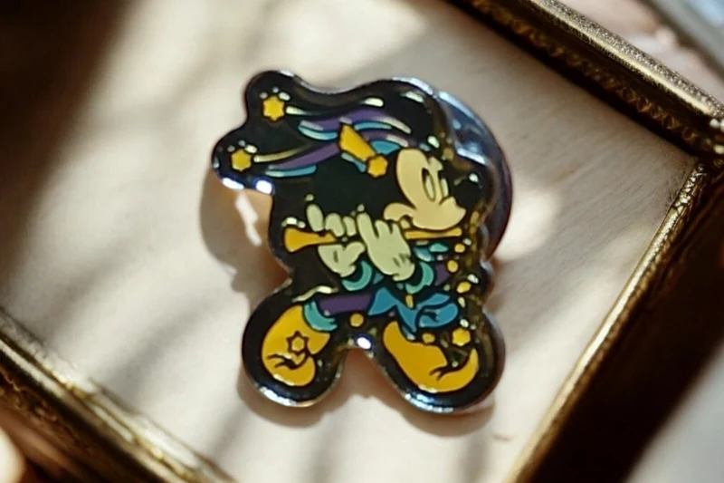 Pin's vintage Mickey Mouse Tokyo Disneyland émail coloré Disney Japan