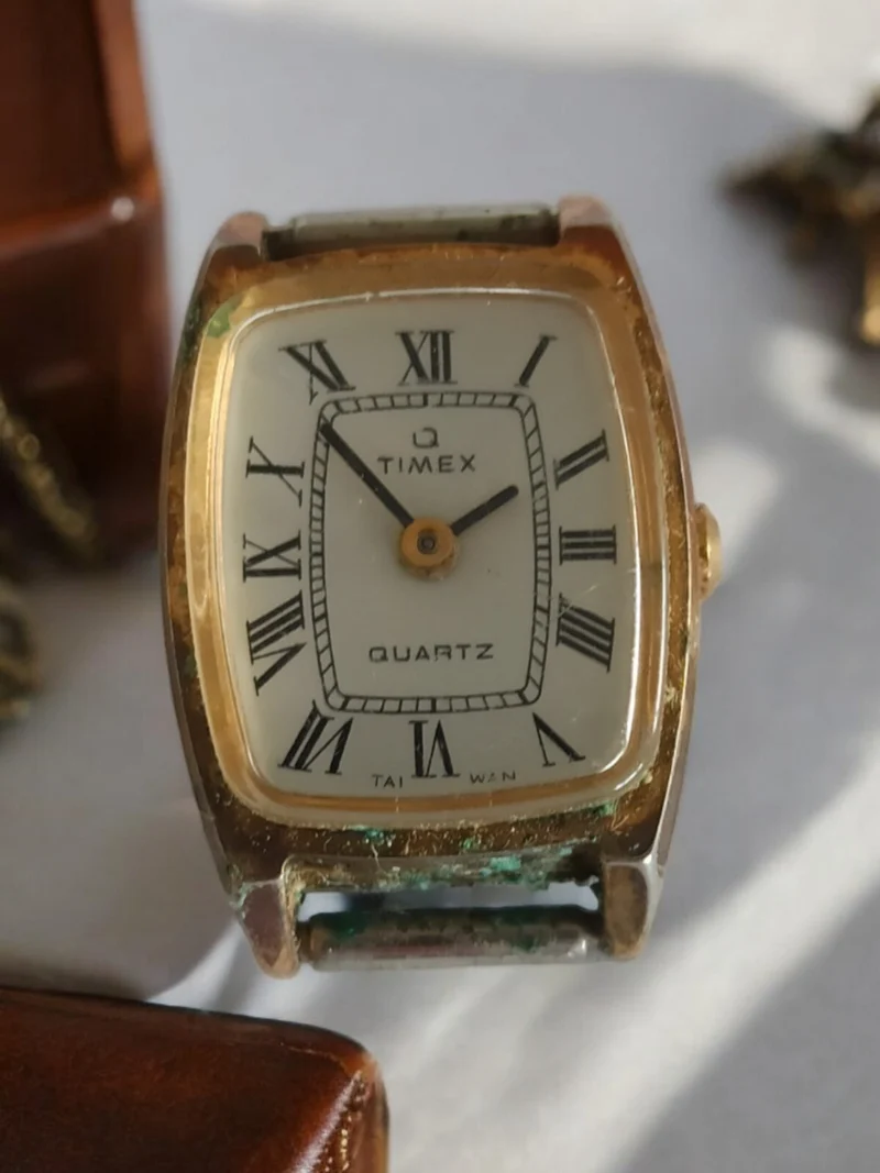 Montre femme Timex vintage quartz cadran romain doré ancien non testée