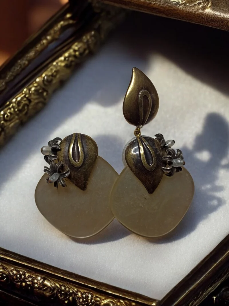Paire boucles d?oreilles clips vintage fantaisie laiton et résine translucide