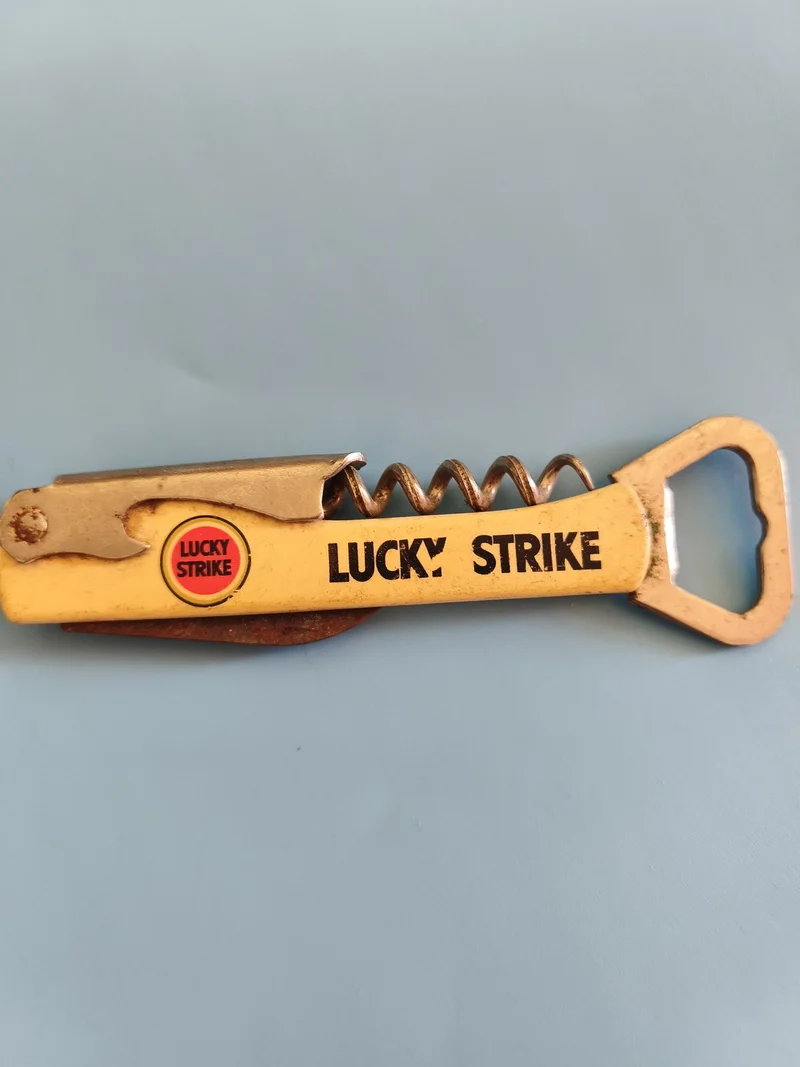 Décapsuleur ancien publicitaire rétro Lucky Strike vintage, collection bar bistr
