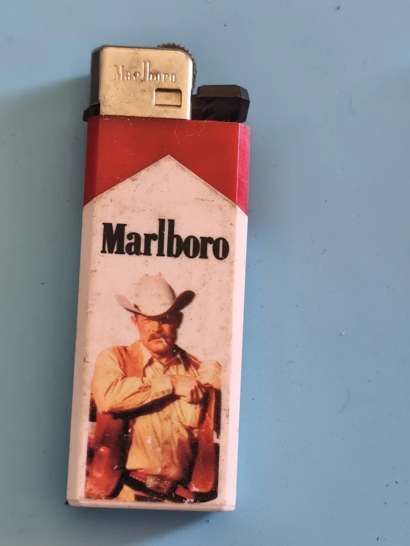 Briquet vintage ancien Marlboro rétro pour collectionneur, objet publicitaire ra