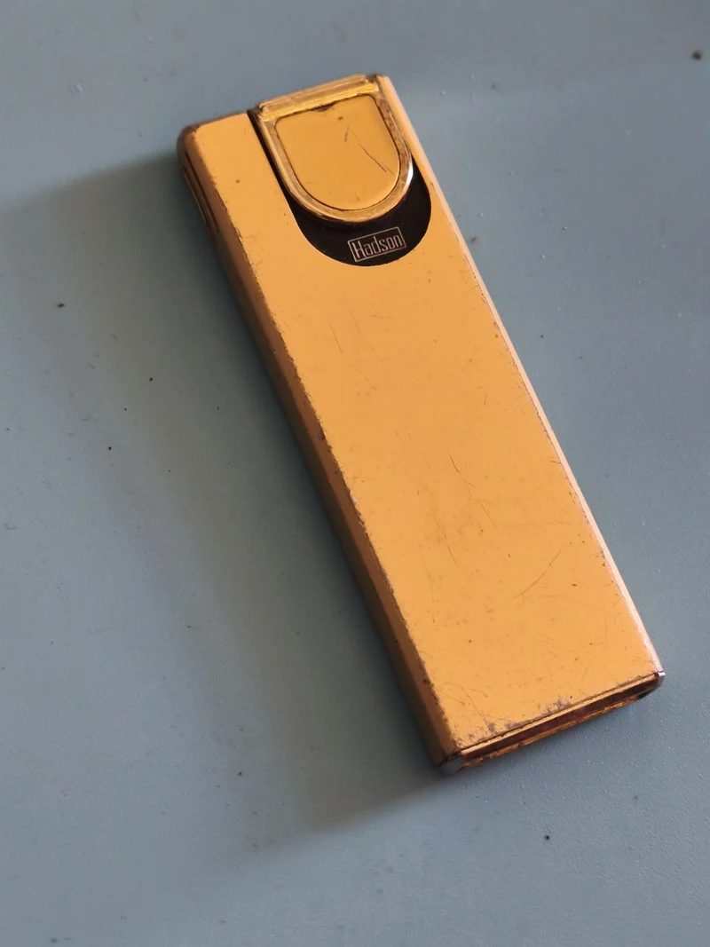 Ancien briquet vintage rétro pour collectionneur, objet d'époque décoration rare