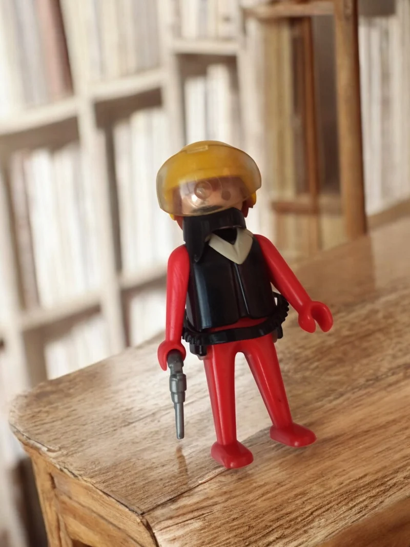 Figurine Playmobil vintage années 70 ancien personnage rouge casque jaune rare