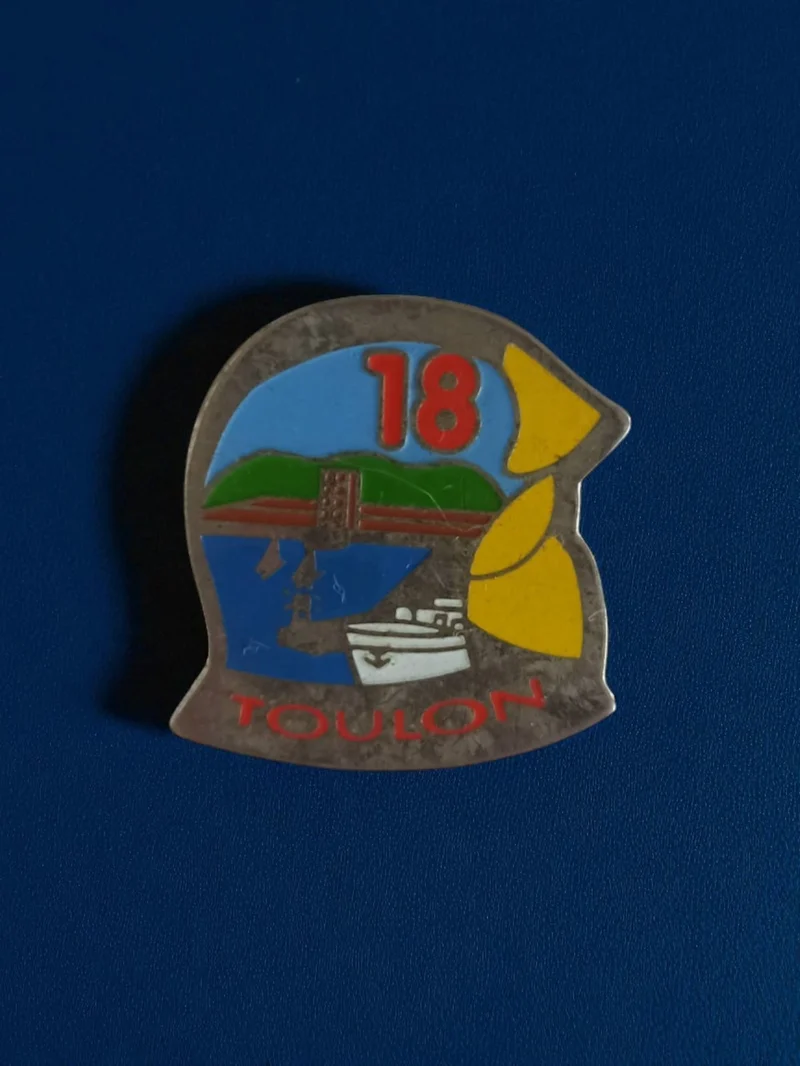 Pin's ancien pompier Toulon 18 vintage badge rétro France émaillé