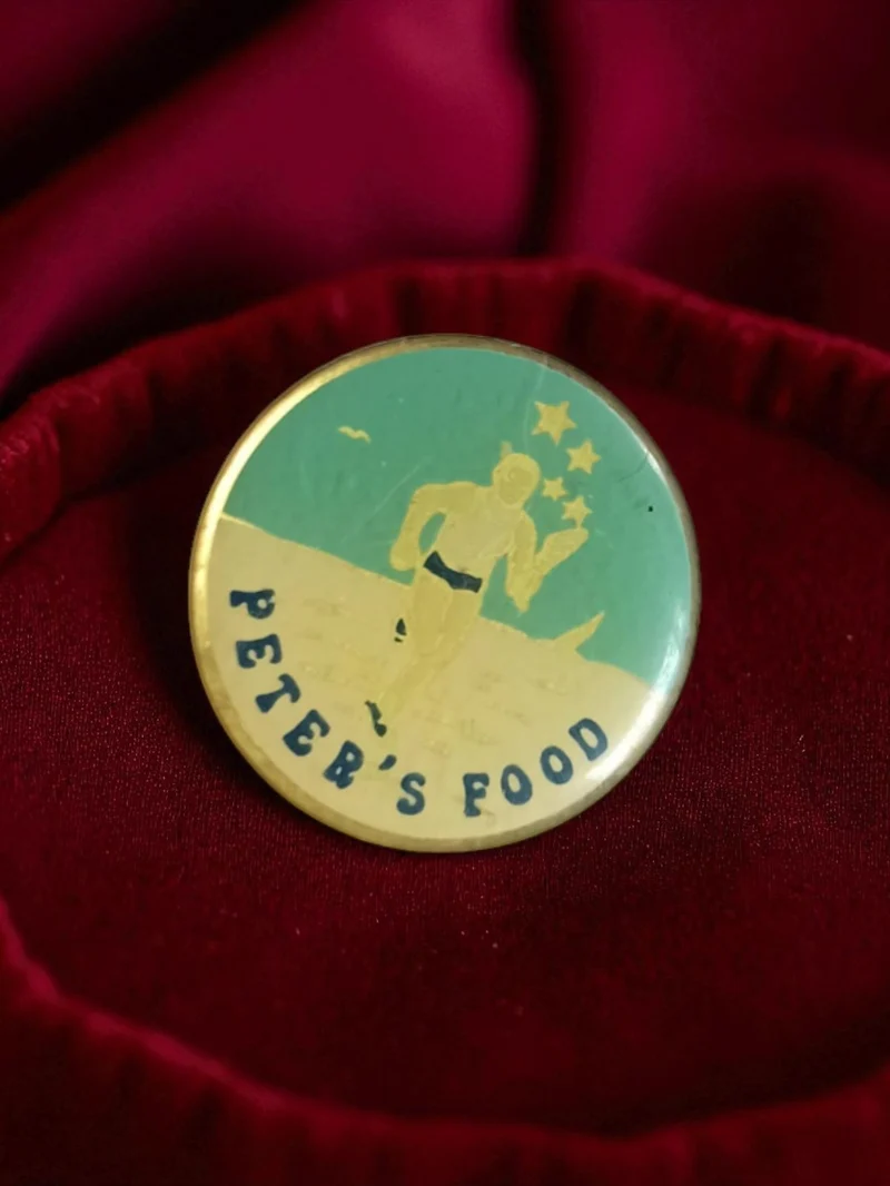 Badge publicitaire ancien Peter's Food vintage rond décor coureur rétro rare