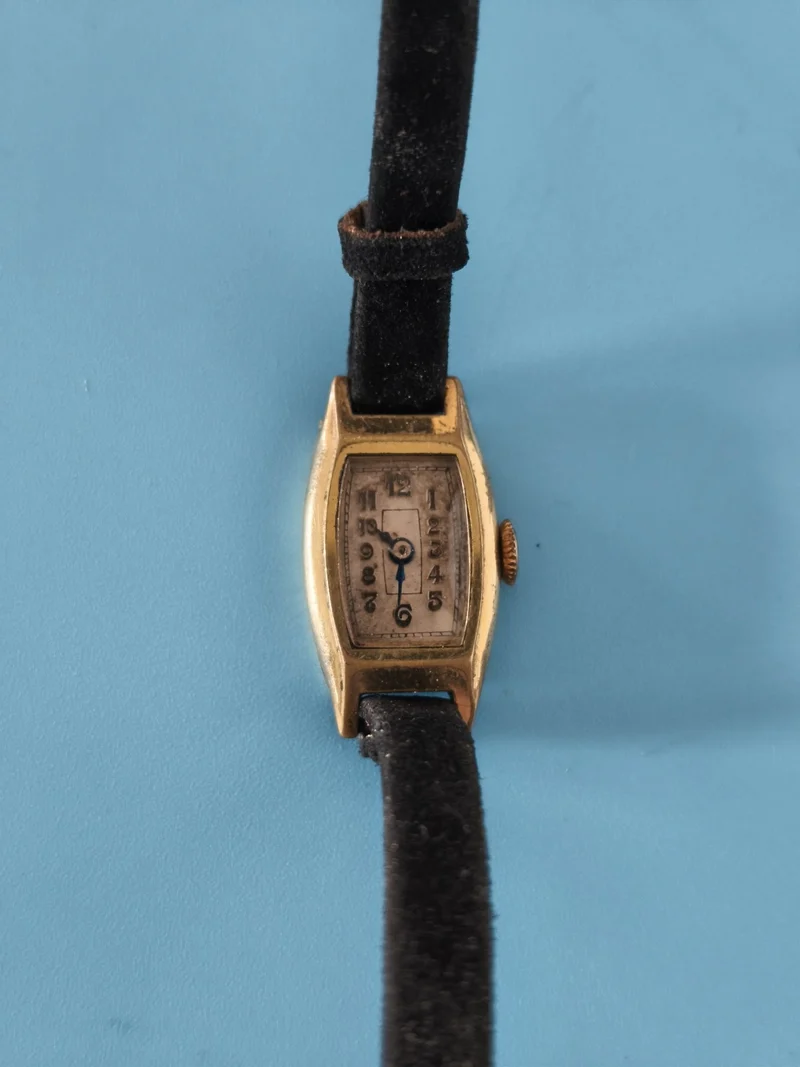 Montre mécanique vintage femme années 1930 à restaurer ancienne collection rétro