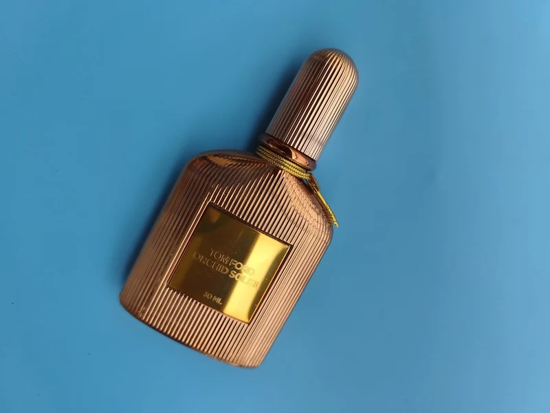 Flacon de parfum ancien vide rétro, collection décoration vintage authentique