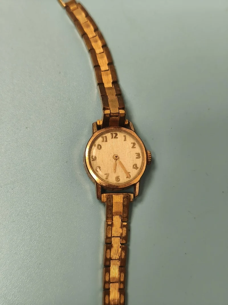 Montre femme vintage plaquée or Ancienne, montre-bracelet rétro collection