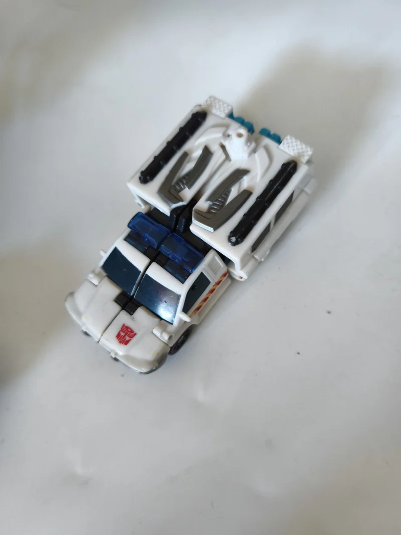Figurine Transformers Stakeout Ambulance Hasbro robot articulé d'occasion