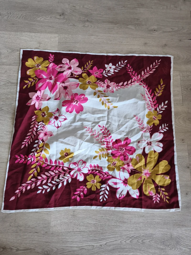 Foulard ancien vintage signé, accessoire rétro élégant pour collectionneur