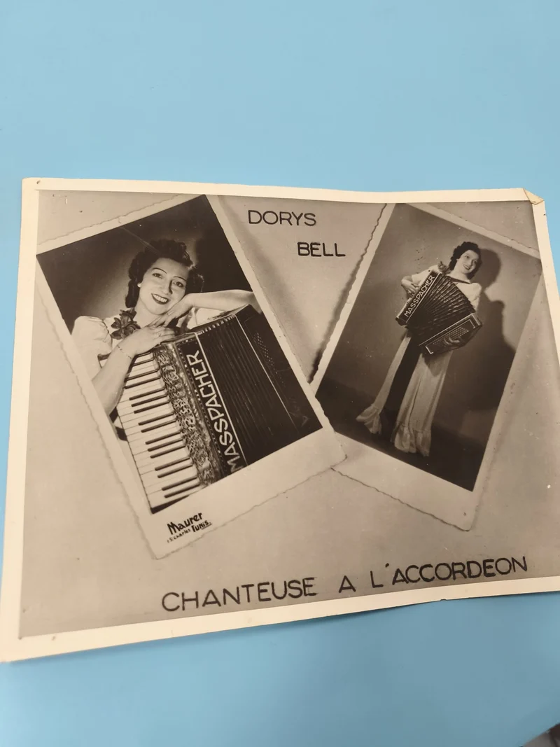 Ancienne photo Dorys Bell chanteuse accordéon, portrait noir et blanc vintage