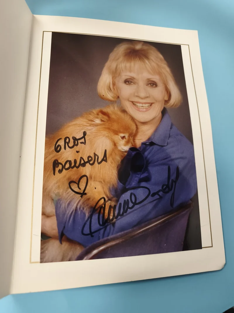Photo ancienne Annie Cordy dédicacée couleur avec chien vintage collection