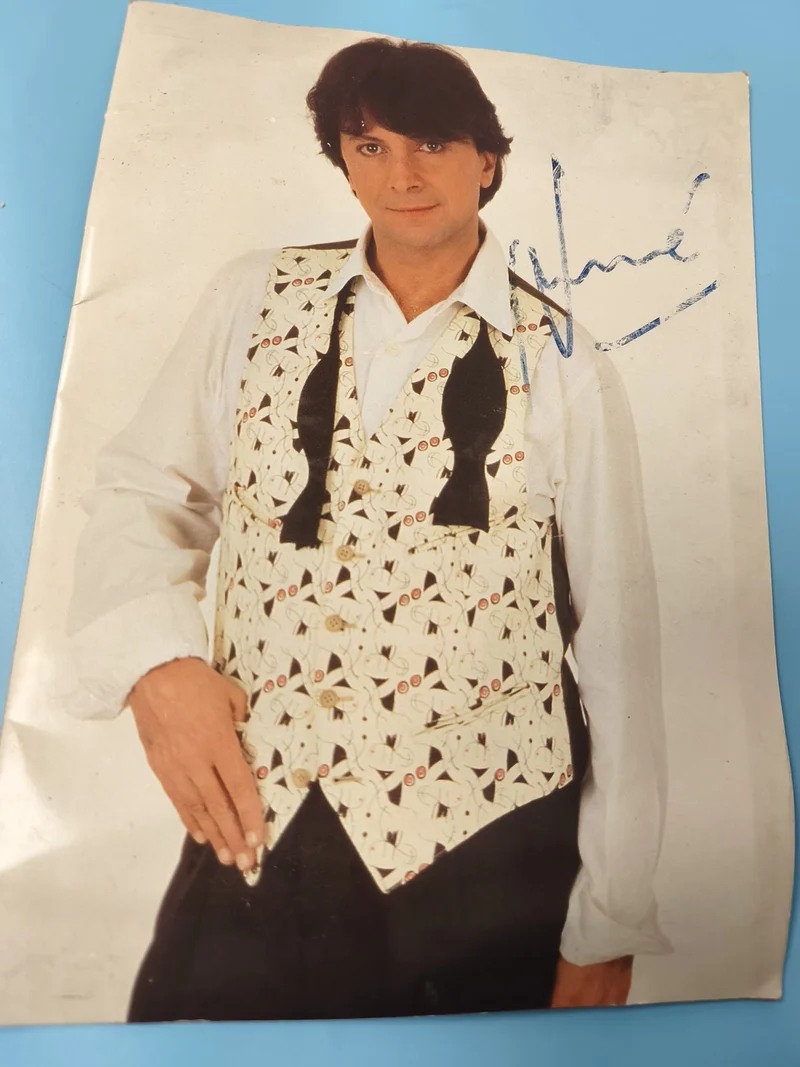 Ancienne photo dédicacée homme gilet imprimé vintage, portrait couleur