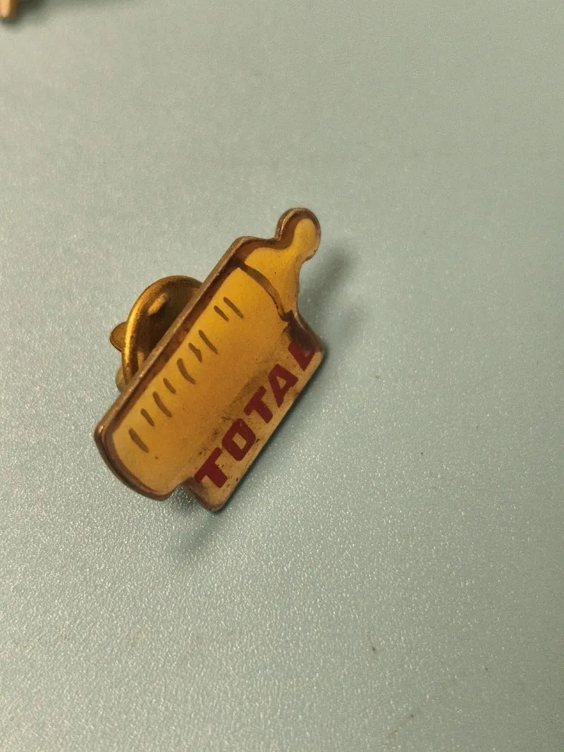 Vintage pin's Total biberon jaune, objet publicitaire ancien collection (Ref 3)