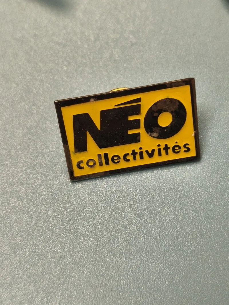 Pin's vintage NÉO collectivités jaune noir rectangulaire ancien collection