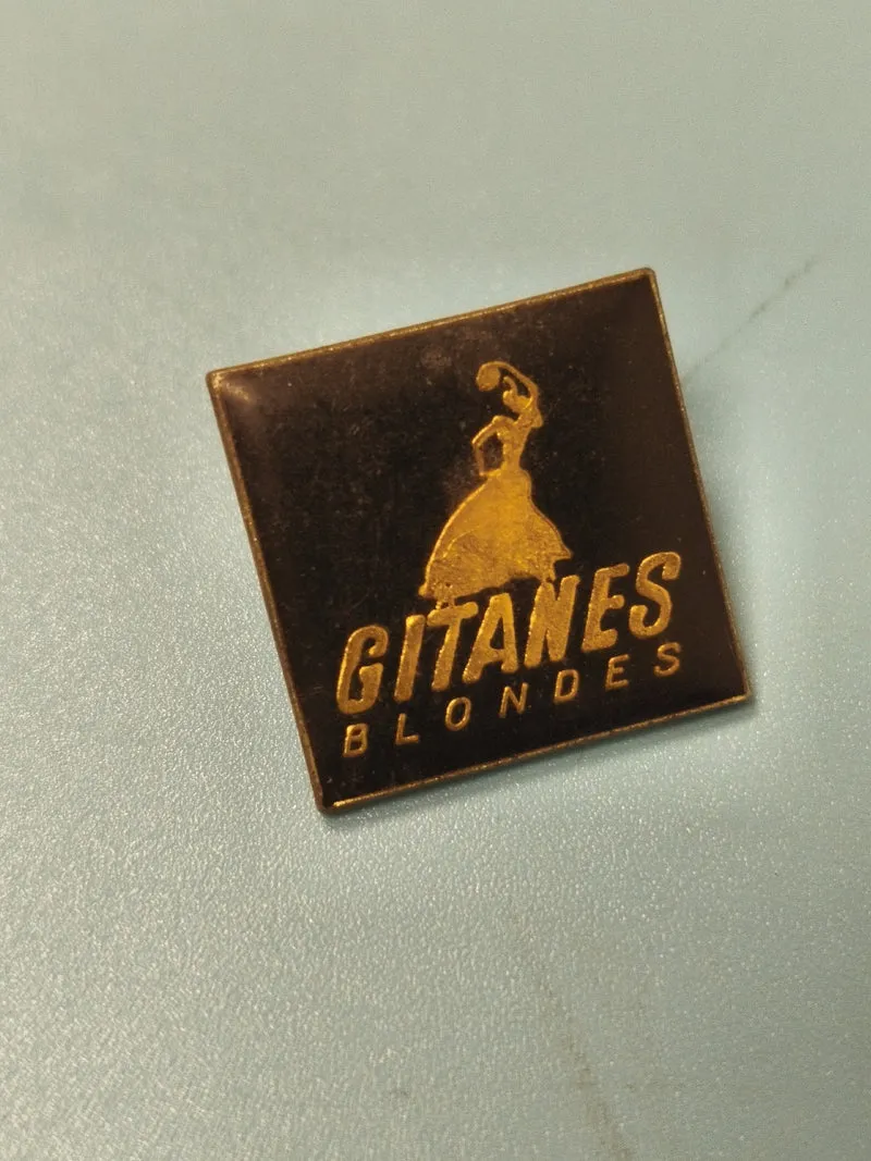 Pin's vintage Gitanes Blondes carré noir doré collection tabac ancien